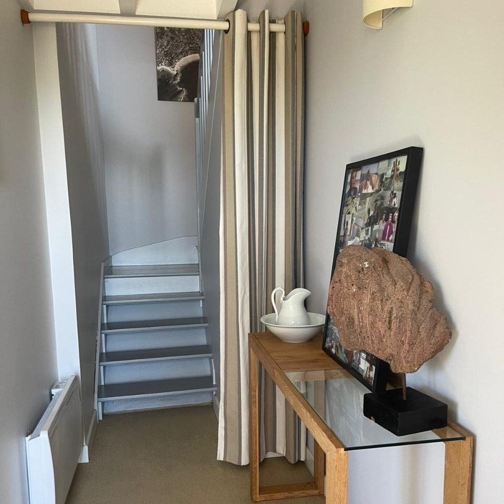 escalier interieur maisonlocation-cotedegranitrose